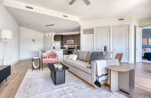 West End Apartment | Stylish Downtown 1 BR with Pool and Gym Near 6th St