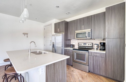 West End Apartment | Stylish Downtown 1 BR with Pool and Gym Near 6th St