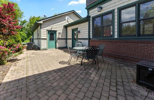 Holy Cross House | Spacious Downtown Apartment with Free Parking