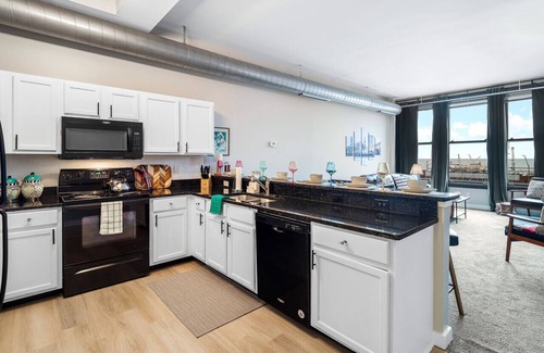 Downtown Cleveland Apartment | Spacious Downtown Cleveland Apt with Lake Views