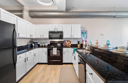 Downtown Cleveland Apartment | Spacious Downtown Cleveland Apt with Lake Views