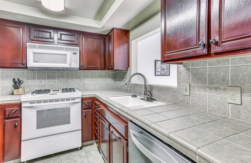 Downtown House | Inviting Downtown Fresno Townhome: Steps to UCSF & Pools