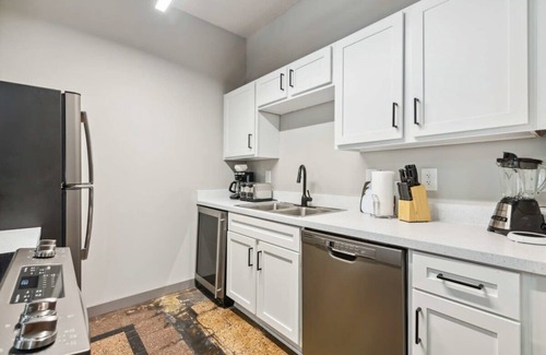 Downtown Kansas City Apartment | Inviting Downtown Retreat with Pool, Gym & Family Amenities