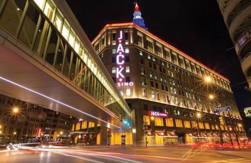 Downtown Cleveland Apartment | Spacious Downtown Sq Stadium, Casino, R&R HoF!