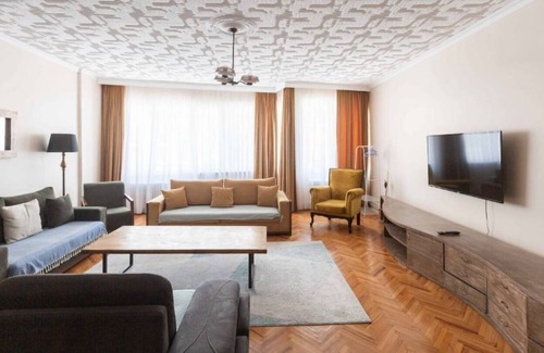 Kabatas House | Spacious Duplex/ 8R/6BR/4Bath (up to 22 ppl!)