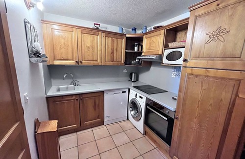 Lanslevillard Apartment | Spacious Apartment Lanslevillard for 12 with Spa & Kitchen
