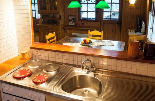 St. Luc Ski Chalet | Charming 2-Storey Chalet for 8 with Balcony and Garden