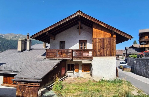 St. Luc Ski Chalet | Charming 2-Storey Chalet for 8 with Balcony and Garden