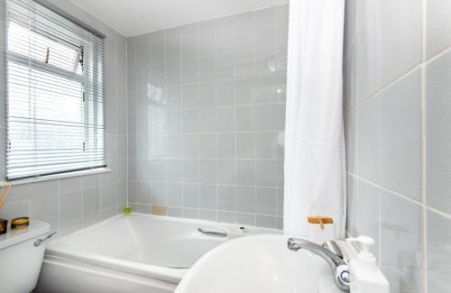 Hanwell Apartment | Cozy En-Suite Room in 5-Bedroom House at Hanwell