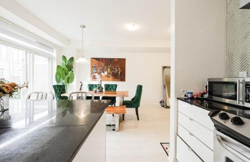 Oakville Apartment | Spacious Executive Townhome