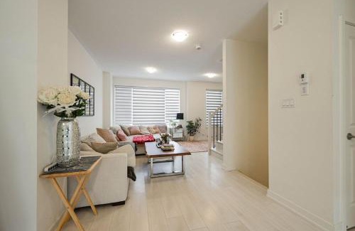 Oakville Apartment | Spacious Executive Townhome