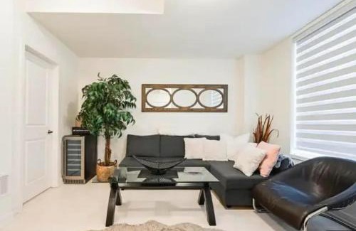 Oakville Apartment | Spacious Executive Townhome