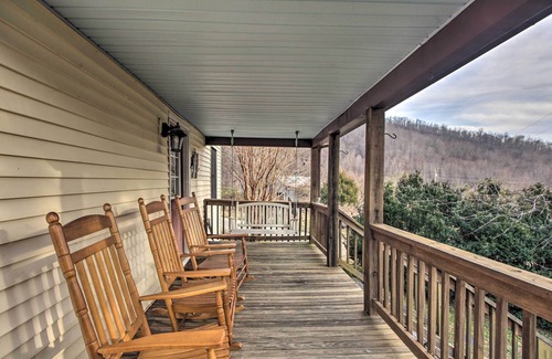 Faber Cottage | Inviting Faber Home with Yard, Steps from the Winery