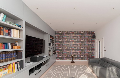 Finchley Church End House | Spacious Family 5-bedroom house with Home Cinema and A/C