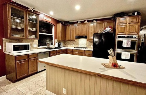 McNeil House | Family-Friendly Retreat with Lake Views and Kitchen Amenities