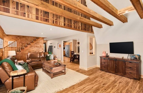Divide Cabin | Family-Friendly Cedar Mountain Cabin with Hot Tub & Spa