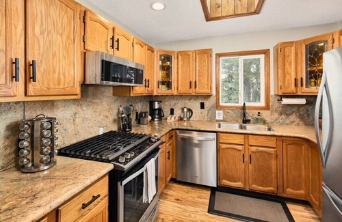 Divide Cabin | Family-Friendly Cedar Mountain Cabin with Hot Tub & Spa