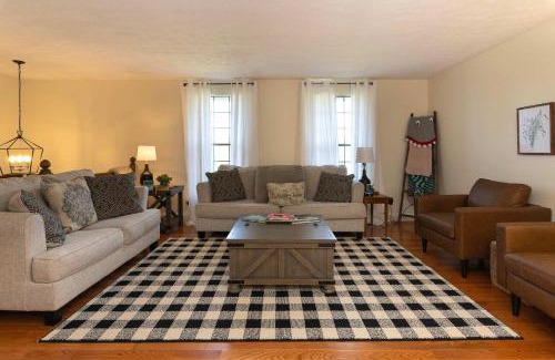 Williamstown House | Family Cottage Retreat - Just Steps from the Ark