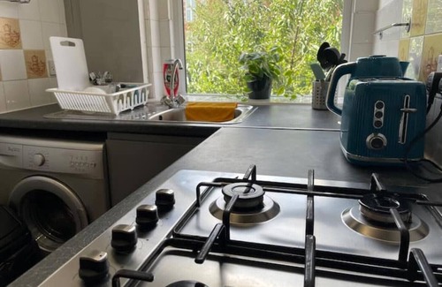 Shacklewell Apartment | Family-Friendly Flat with Kitchen and Perfect 10/10 Score