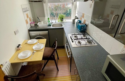 Shacklewell Apartment | Family-Friendly Flat with Kitchen and Perfect 10/10 Score