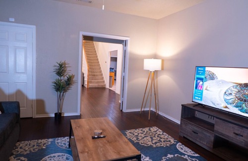 North Central Carrollton House | Spacious family friendly home. Close to shopping and restaurants.
