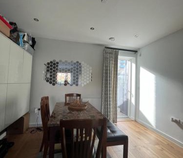 Stratford House | Family Friendly 3BD House in Stratford - Perfect for Groups
