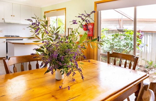 Echuca House | Family-Friendly Retreat with Pool and Breakfast Included
