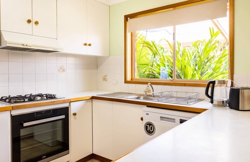 Echuca House | Family-Friendly Retreat with Pool and Breakfast Included