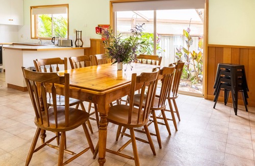 Echuca House | Family-Friendly Retreat with Pool and Breakfast Included