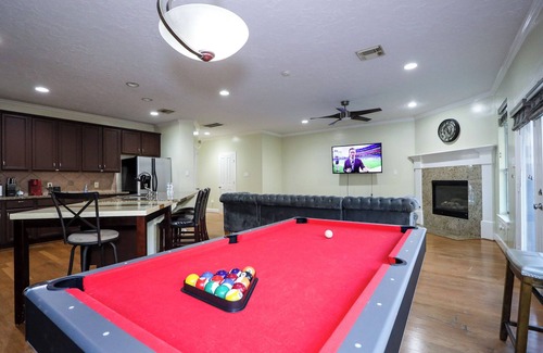 Willow Meadows/Willowbend Area House | Spacious Family Gem: Near NRG Stadium/Med Center - Pool Table - BBQ -15 guests