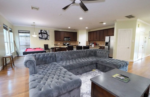 Willow Meadows/Willowbend Area House | Spacious Family Gem: Near NRG Stadium/Med Center - Pool Table - BBQ -15 guests