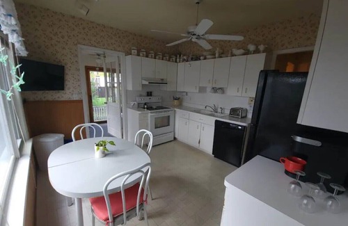 Gloversville House | Family-Friendly Getaway with Top Reviews and Breakfast Included