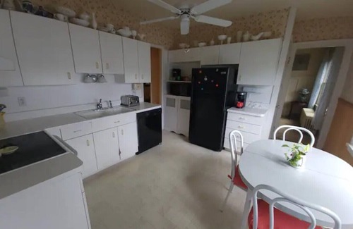 Gloversville House | Family-Friendly Getaway with Top Reviews and Breakfast Included