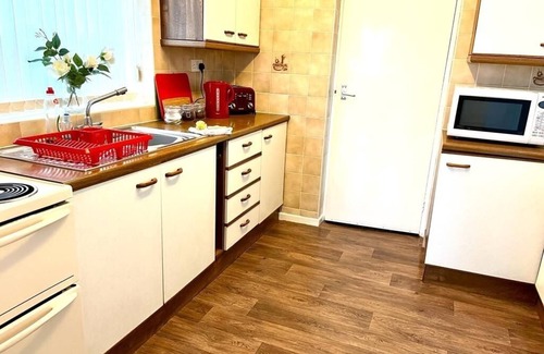 Irlam Apartment | Family-Friendly Retreat with Breakfast Included