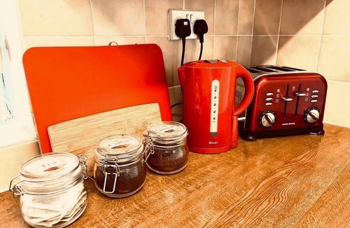 Irlam Apartment | Family-Friendly Retreat with Breakfast Included