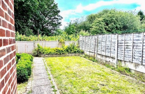 Irlam Apartment | Family-Friendly Retreat with Breakfast Included