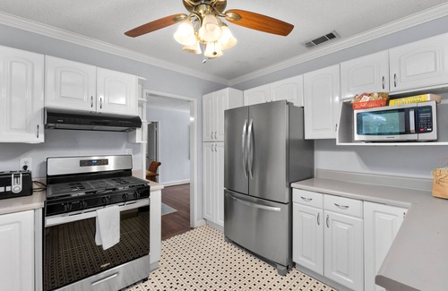 Mobile House | Grand 3-Bedroom Retreat: Fun & Pet-Friendly Near Mardi Gras
