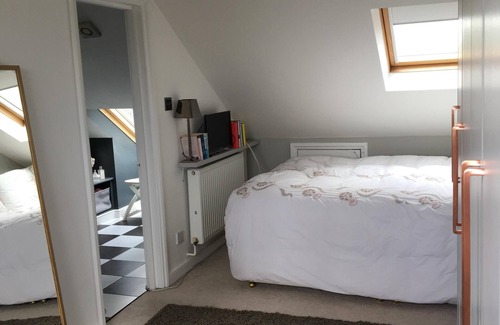 Mortlake House | Family-Friendly Retreat with Breakfast and Kitchen Amenities