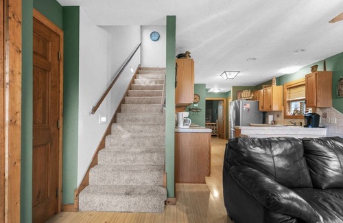 Lampe House | Welcoming Family Retreat with Kitchen and Spa Amenities