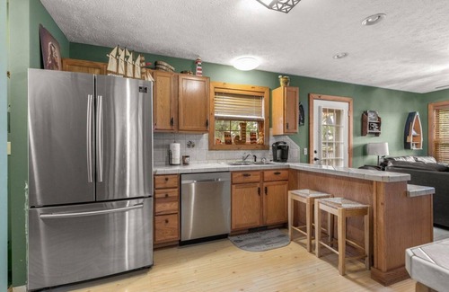 Lampe House | Welcoming Family Retreat with Kitchen and Spa Amenities