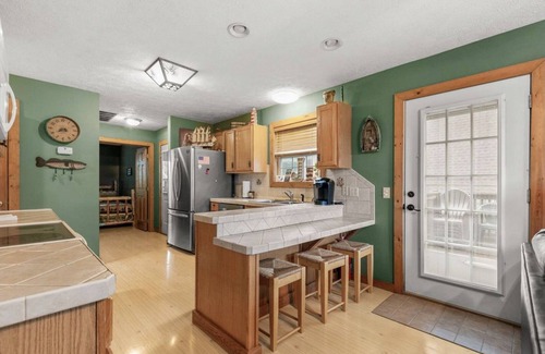 Lampe House | Welcoming Family Retreat with Kitchen and Spa Amenities