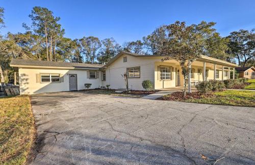 Gainesville House | Ideal Gainesville Retreat with Backyard & Pet-Friendly Amenities