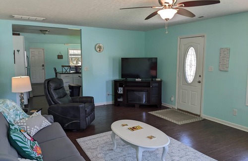 New Bern House | Family Retreat with Outdoor Space, Steps from Downtown