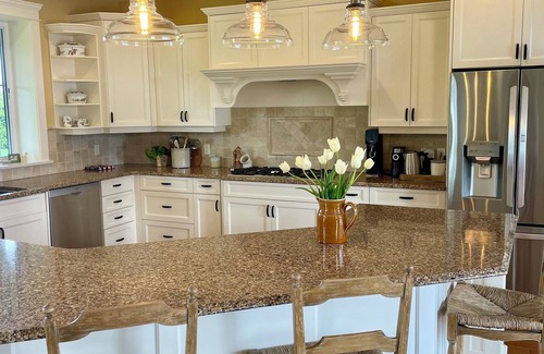 Duncan House | Inviting Family Home with Pool in Cowichan Valley