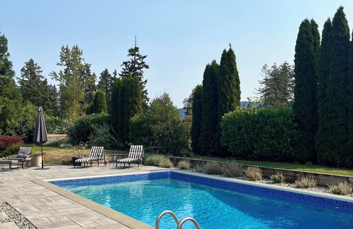 Duncan House | Inviting Family Home with Pool in Cowichan Valley