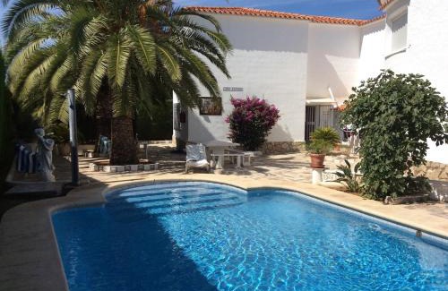 Almadrava Beach House | Beachside Bungalow with Pool, Wifi & Family-Friendly Amenities