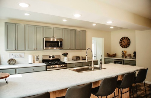 Fair Haven House | Spacious Family Retreat near the Lake ~ Huge Yard!
