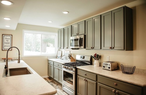 Fair Haven House | Spacious Family Retreat near the Lake ~ Huge Yard!