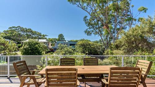 Killcare Heights House | Family Retreat with Cozy Fireplace & Free WiFi Awaits
