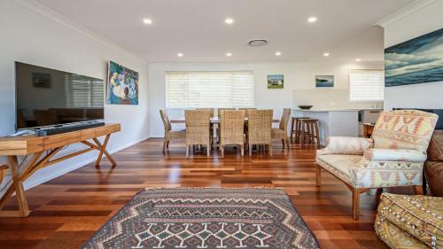 Killcare Heights House | Family Retreat with Cozy Fireplace & Free WiFi Awaits